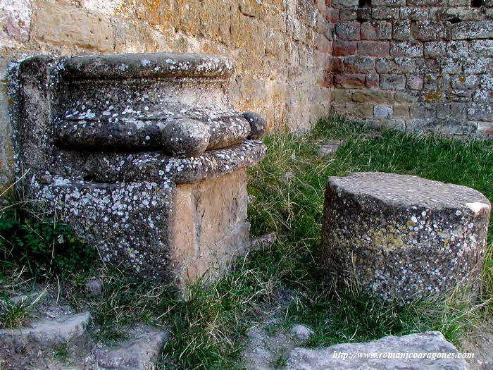 BASA Y RODAJA DE COLUMNA DEL PALACIO REAL